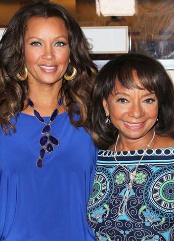 actress-vanessa-williams-first-black-miss-america-1984-and-mom-helen-photo-picture